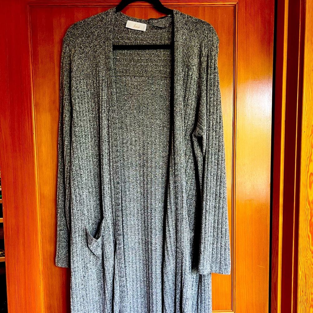 Long and stylish duster cardigan, pristine new condition, flattering!